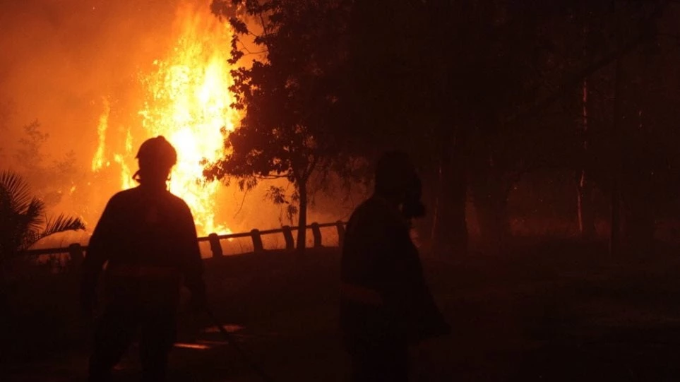 Πληροφορίες για 8 νεκρούς-Ο αριθμός θα ανέρχεται σε δεκάδες, εκτιμά η πυροσβεστική-Κάτοικος Νέου Βουτζά: Μια 70χρονη είναι νεκρή μπροστά μου!